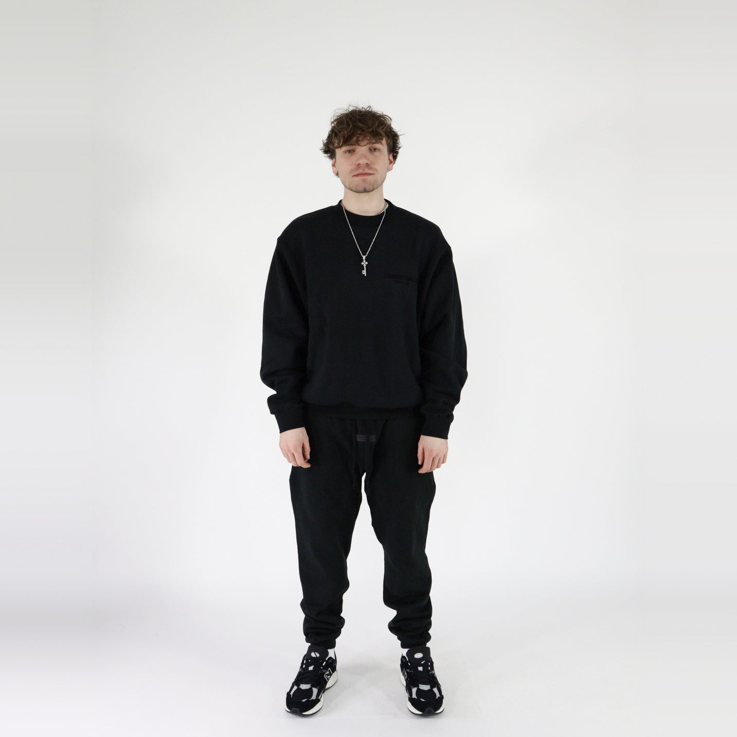 pikastore.cz - Fear of God Essentials Crewneck S22 Black Limo + S22 Sweatpants Black SET-Bundle-pikastore.cz-pikastore.cz
