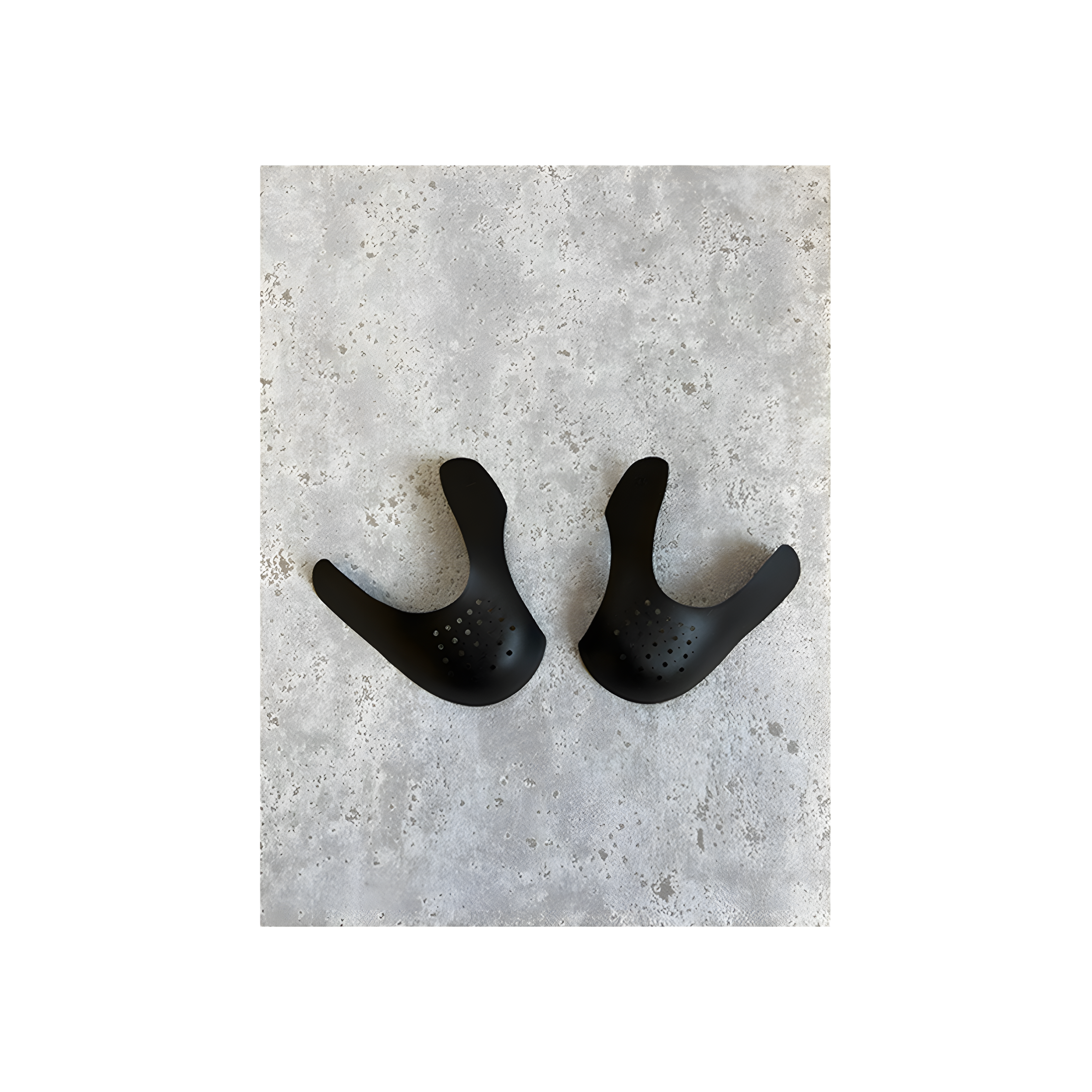 Plastic padding against bending the shoes