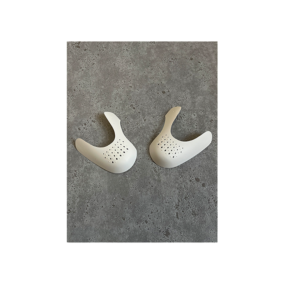 Plastic padding against bending the shoes