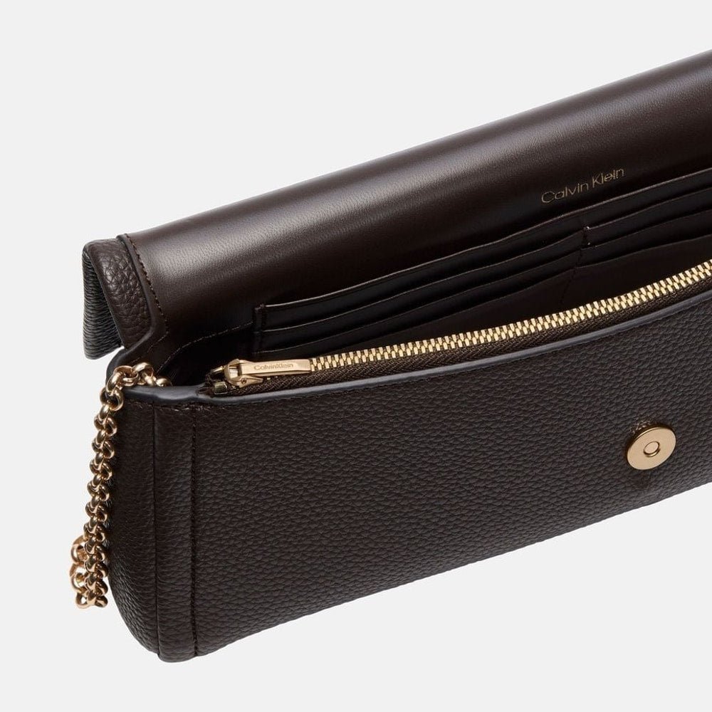 Calvin Klein Cross-body bag Emblem Dark Brown – väska – foto 3 av 3